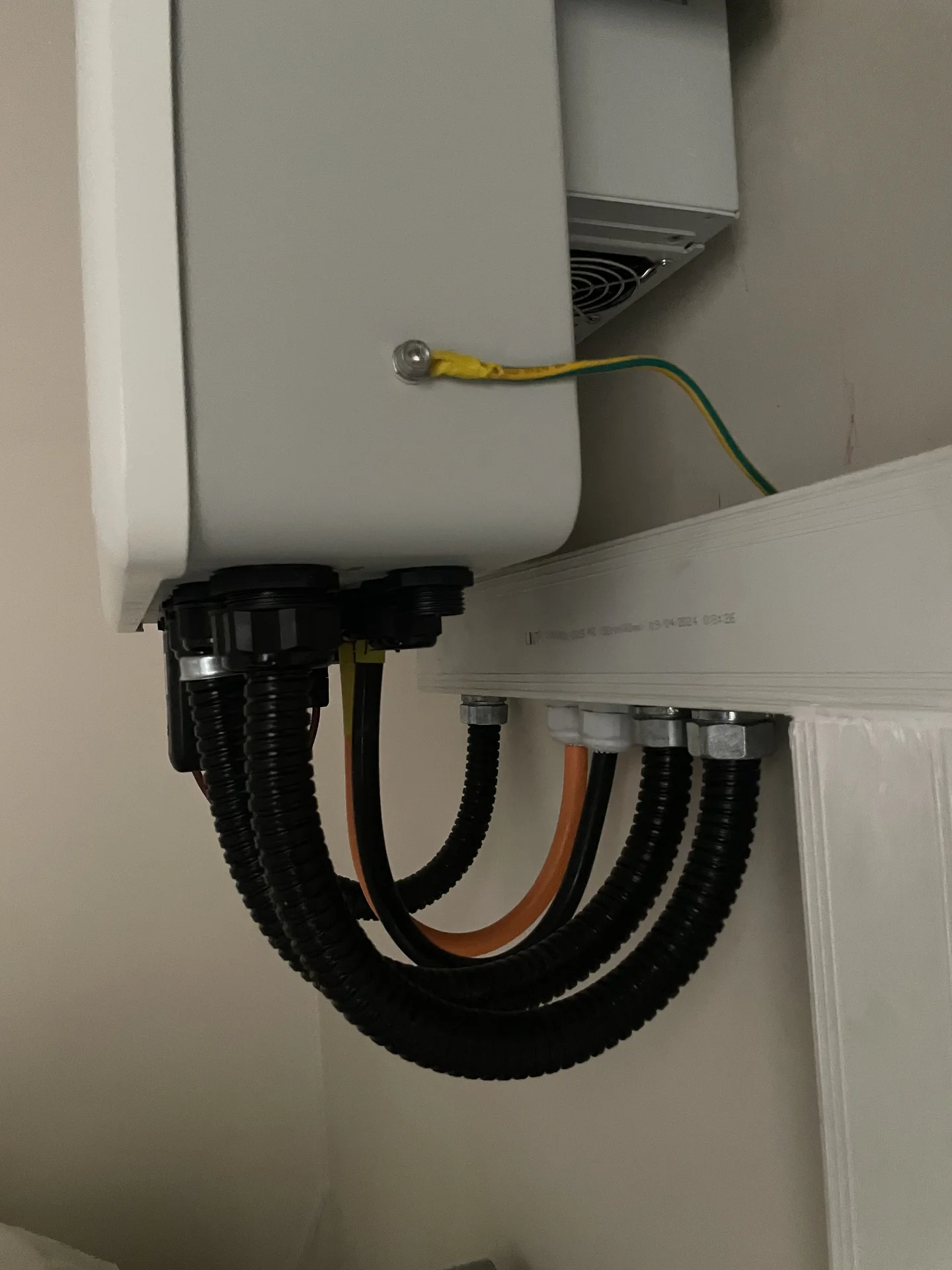 Bảo trì vệ sinh tấm pin và kiểm tra kết nối Optimizer