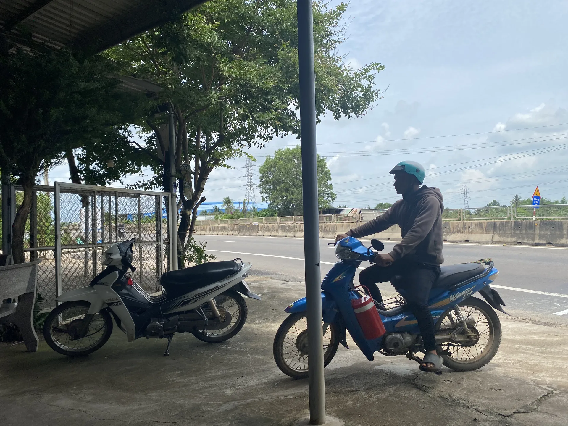 Tranh thủ ăn trưa vội bên Quốc Lộ 1