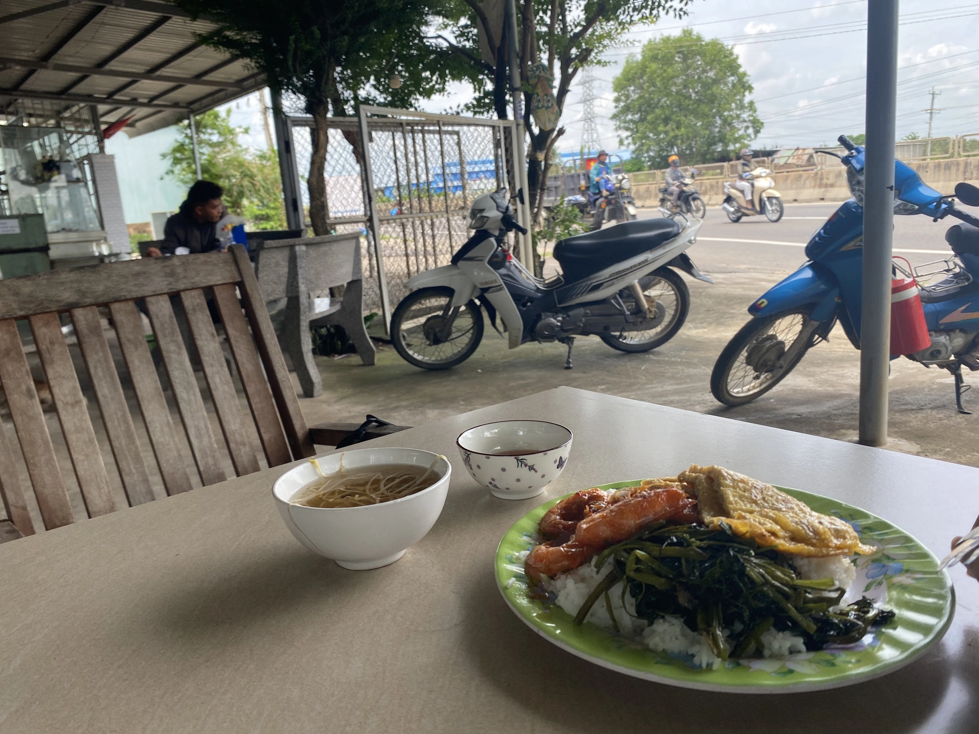 Dĩa cơm tiệm ngon lành nạp năng lượng cho cả đội