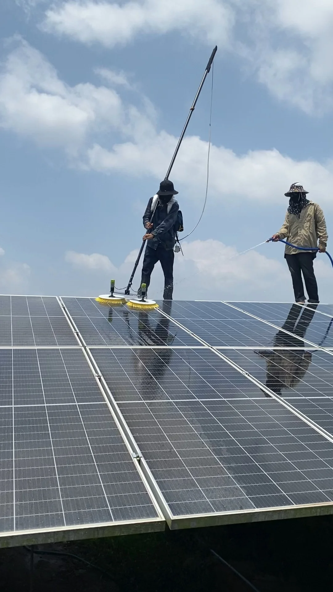vệ sinh Solar biệt thự tại KCN Trà Nóc - Cần Thơ: Khử sạch combo bụi siêu mịn PM2.5 và màng dầu hắc ín