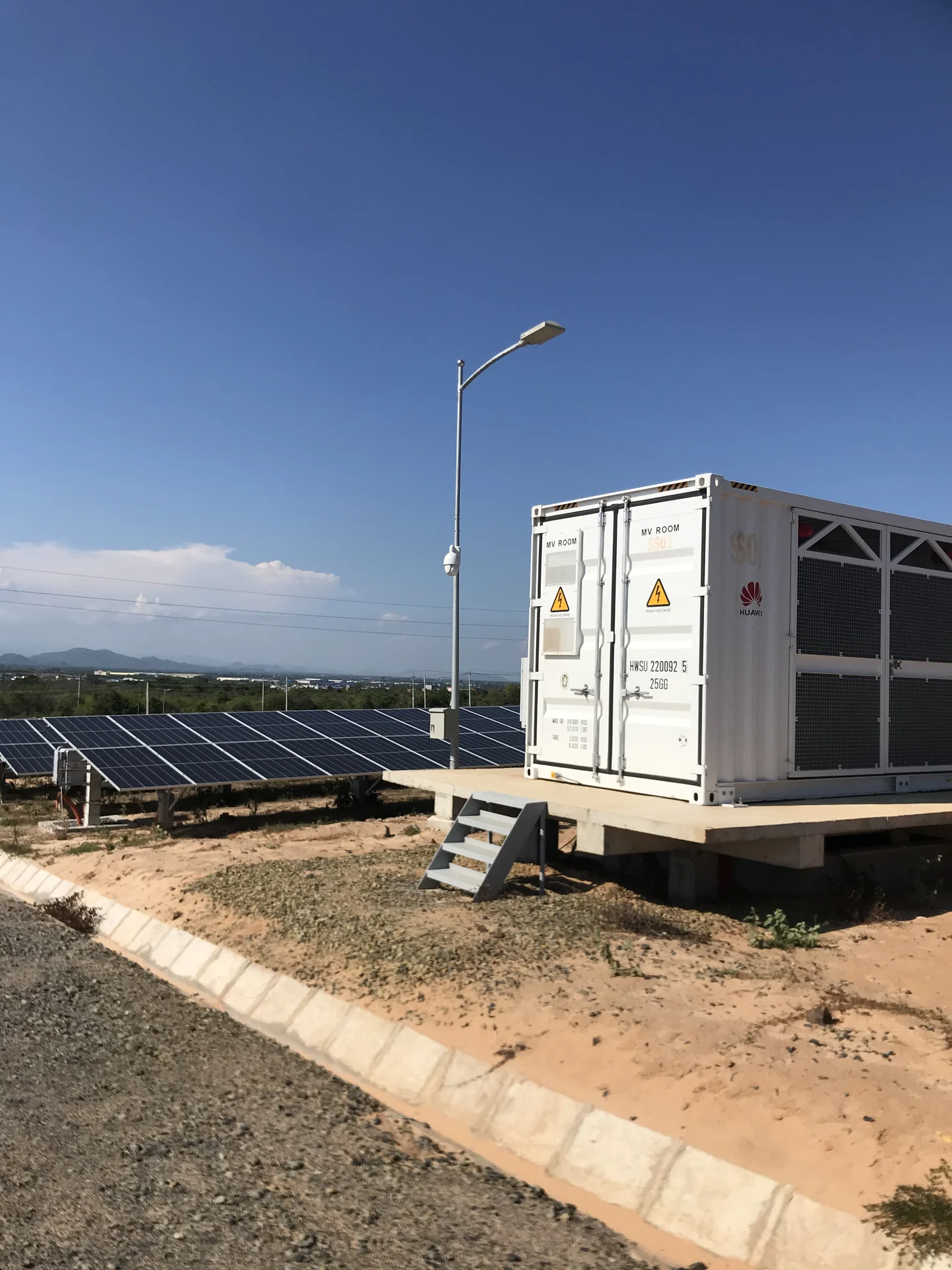 xử lý hệ pin Sa Đéc - Đồng Tháp: Xóa sổ rêu tảo và vi khuẩn ẩm mốc bao vây giàn pin cạnh đầm sen