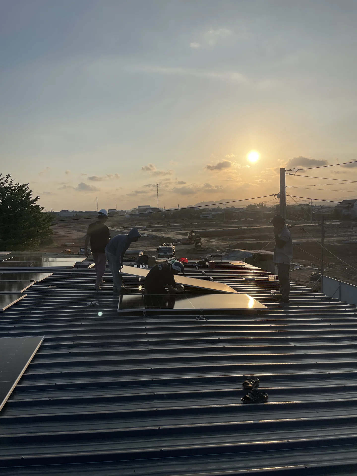 Góc khuất dưới tấm pin mặt trời