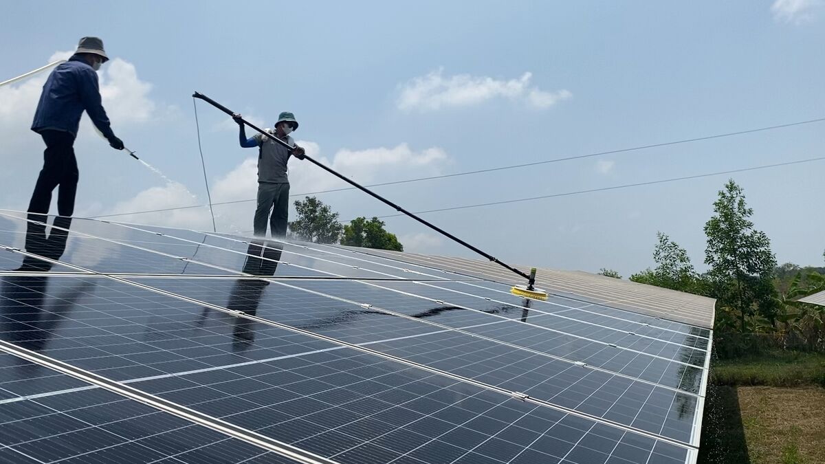 Vệ sinh hệ thống pin năng lượng mặt trời