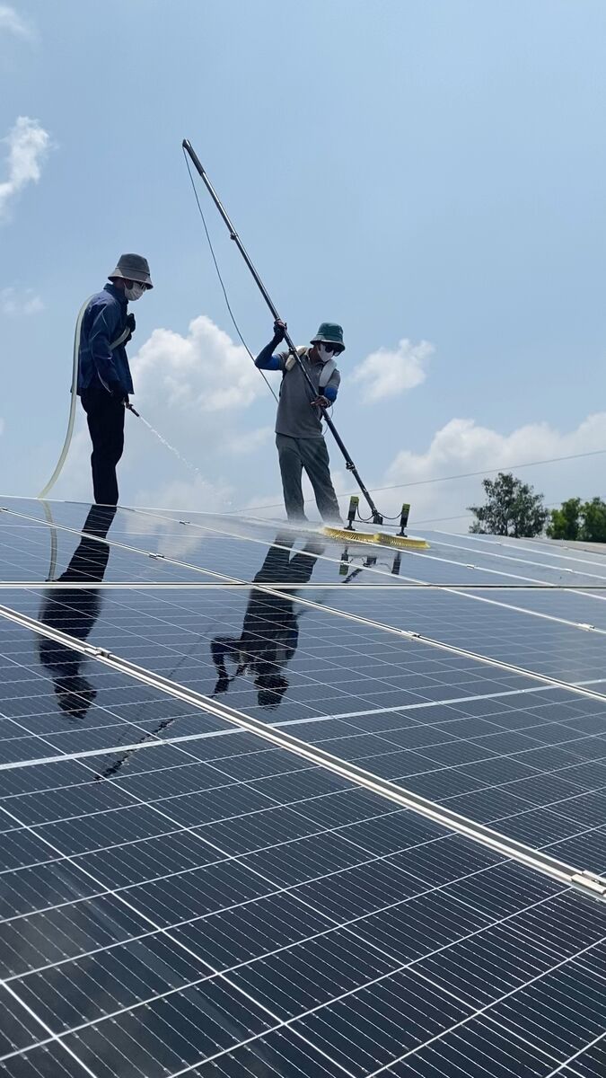 Dịch vụ vệ sinh hệ thống pin mặt trời