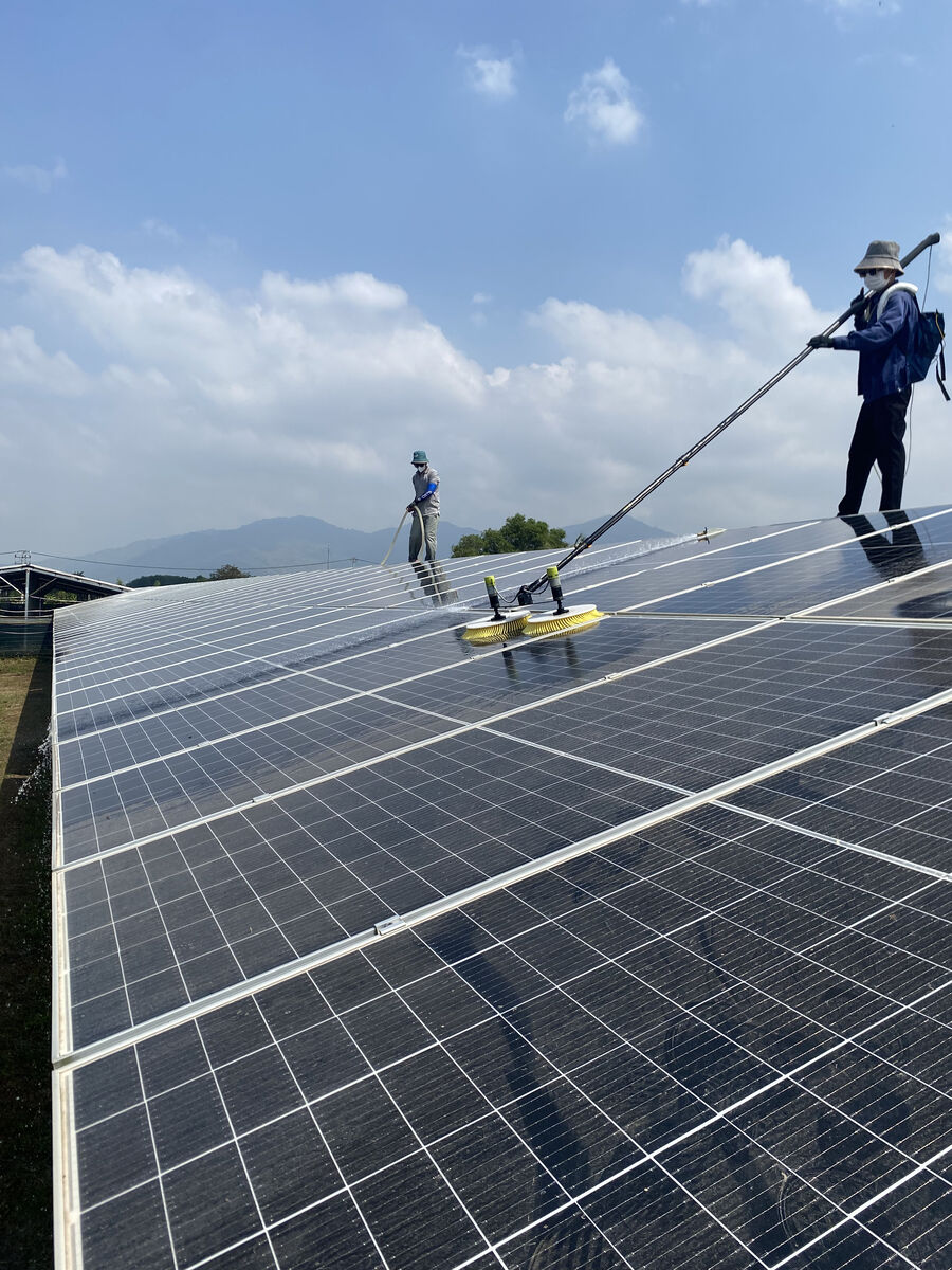 Dịch vụ vệ sinh hệ thống pin năng lượng