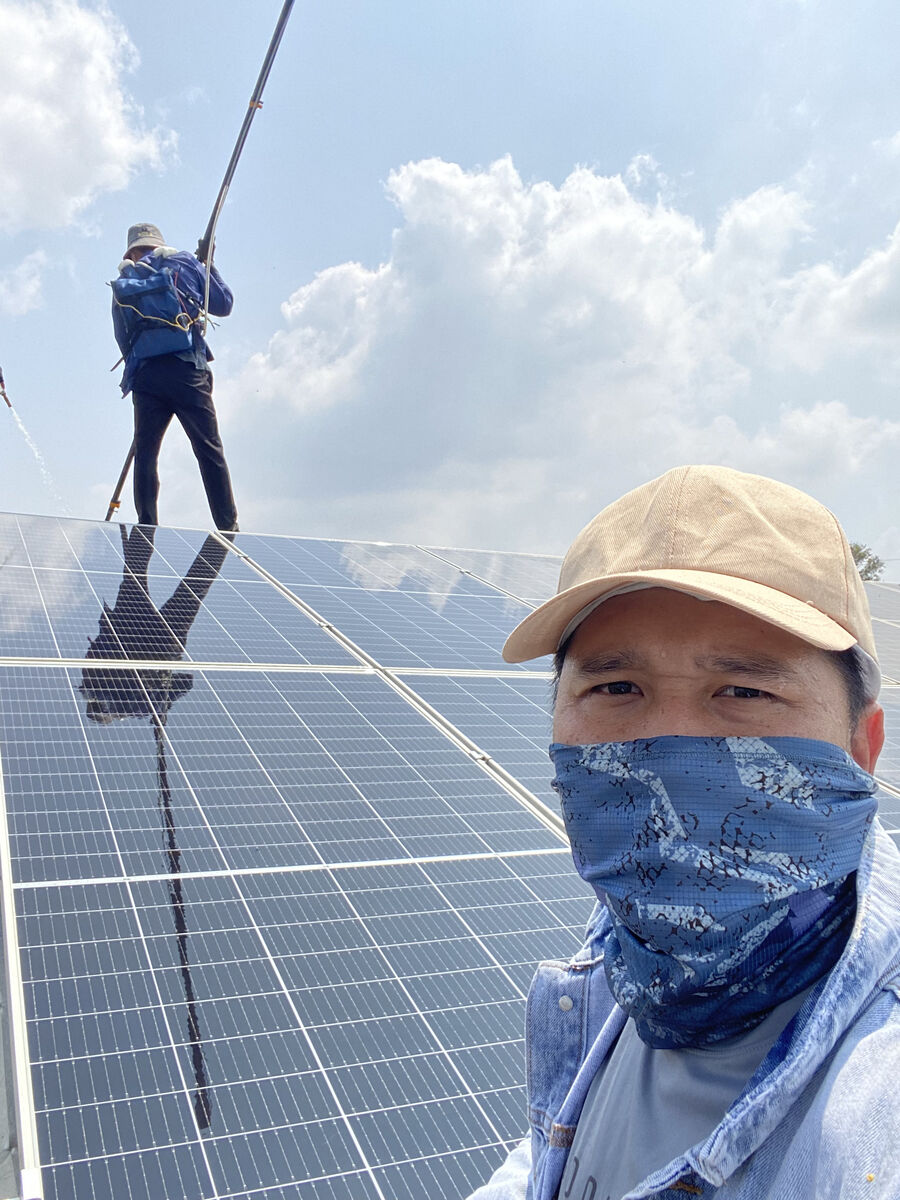 Dịch vụ vệ sinh tấm pin mặt trời