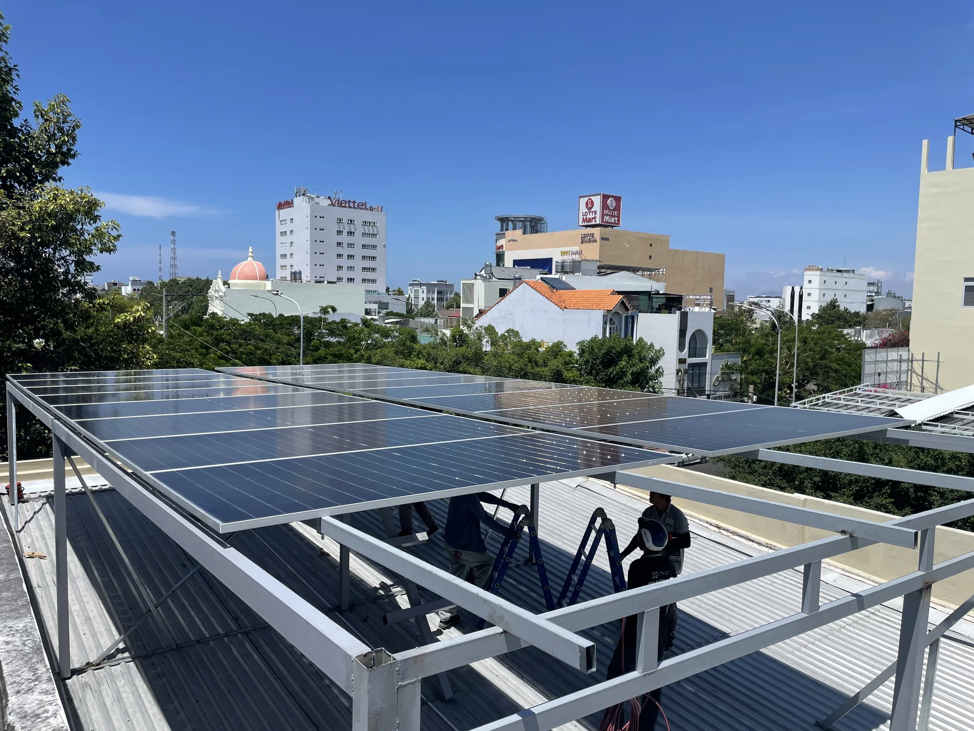 Khu vực mái tôn lắp đặt pin mặt trời