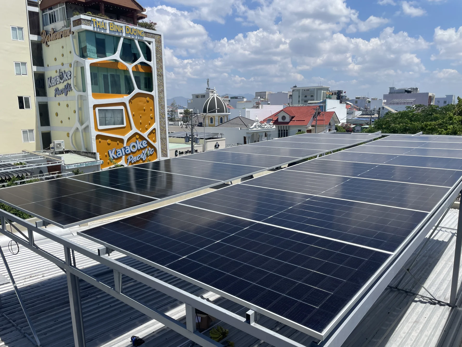 Thao tác vệ sinh bề mặt tấm pin mặt trời