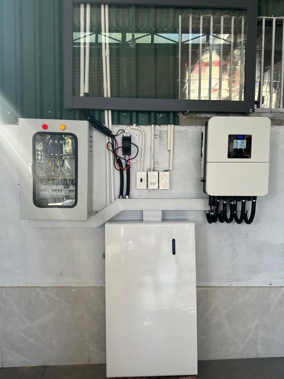 Tấm pin mặt trời bị bóng râm che khuất một phần