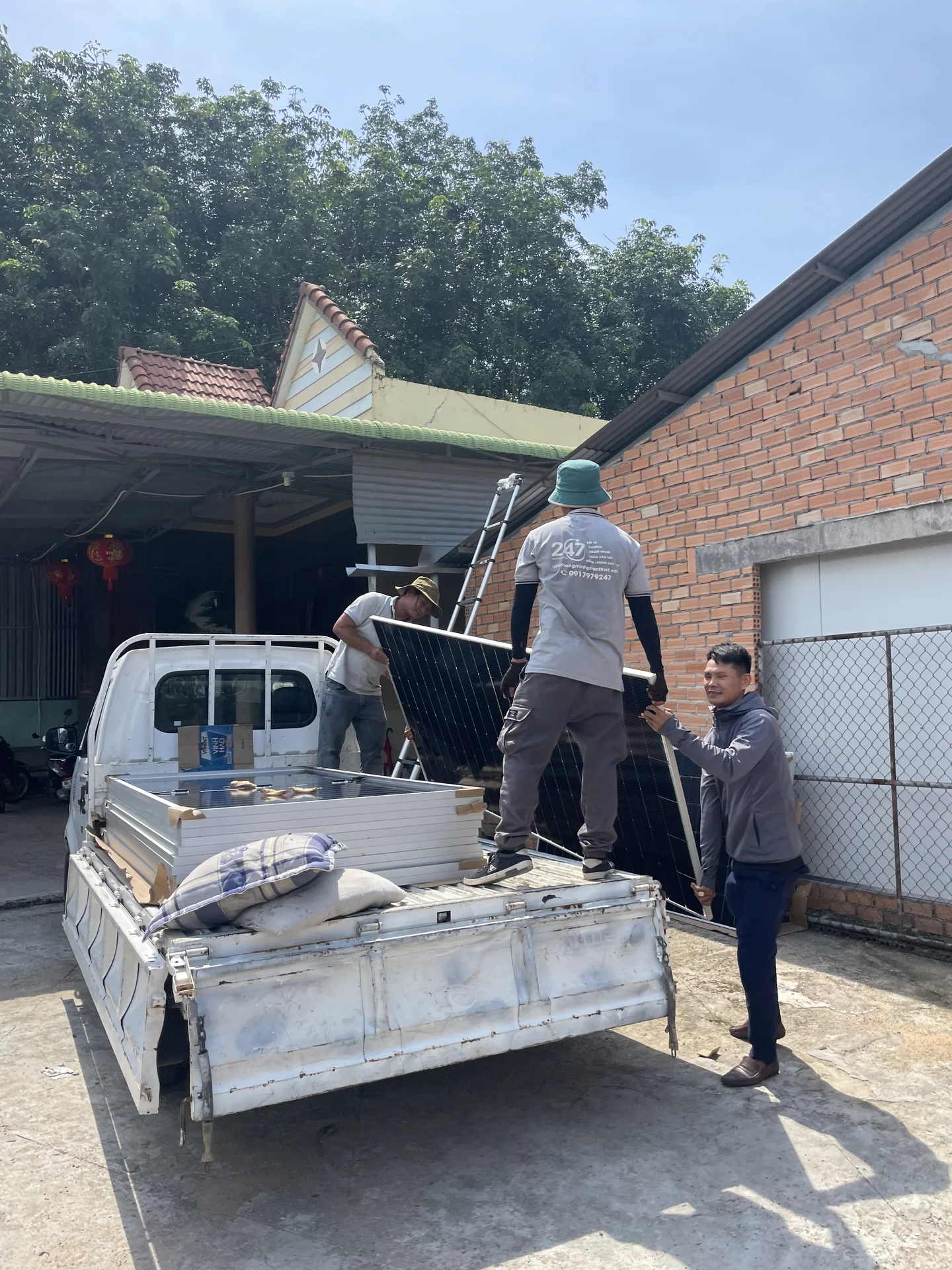 Hiện trường tháo dỡ và thi công nâng cấp hệ thống điện mặt trời